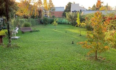 Casa 2 Dormitorios con 2 Departamentos y amplio parque.