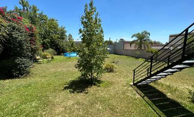 Casa 2 Dormitorios con 2 Departamentos y amplio parque.