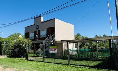 Casa 2 Dormitorios con 2 Departamentos y amplio parque.