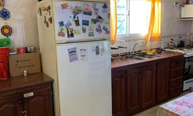 Casa 2 Dormitorios con 2 Departamentos y amplio parque.