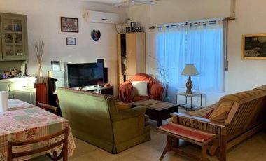 Casa 2 Dormitorios con 2 Departamentos y amplio parque.