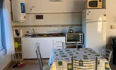 Casa 2 Dormitorios con 2 Departamentos y amplio parque.