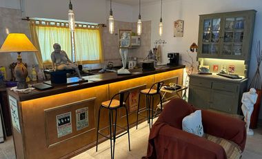 Casa 2 Dormitorios con 2 Departamentos y amplio parque.