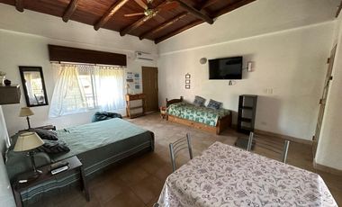 Casa 2 Dormitorios con 2 Departamentos y amplio parque.