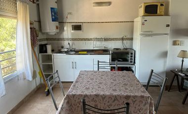 Casa 2 Dormitorios con 2 Departamentos y amplio parque.