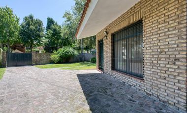 Casa venta Fisherton 4 Dormitorios Patio parquizado cochera