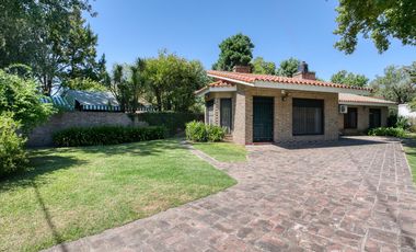 Casa venta Fisherton 4 Dormitorios Patio parquizado cochera