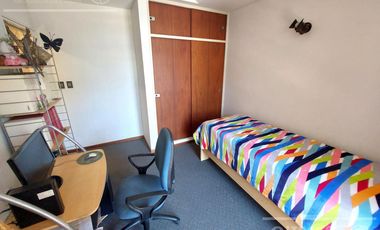 Casa de 5 ambientes, en venta. Terminaciones de gran calidad y jardín.