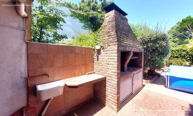 Casa de 5 ambientes, en venta. Terminaciones de gran calidad y jardín.