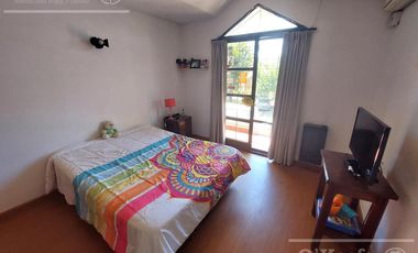 Casa de 5 ambientes, en venta. Terminaciones de gran calidad y jardín.