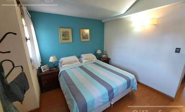 Casa de 5 ambientes, en venta. Terminaciones de gran calidad y jardín.