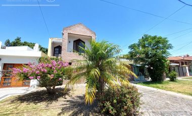 Casa de 5 ambientes, en venta. Terminaciones de gran calidad y jardín.