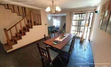 Casa de 5 ambientes, en venta. Terminaciones de gran calidad y jardín.