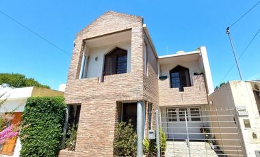 Casa de 5 ambientes, en venta. Terminaciones de gran calidad y jardín.