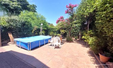 Casa de 5 ambientes, en venta. Terminaciones de gran calidad y jardín.