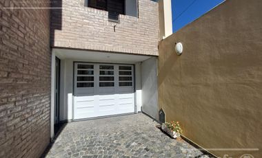 Casa de 5 ambientes, en venta. Terminaciones de gran calidad y jardín.