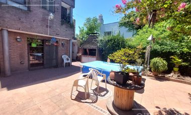 Casa de 5 ambientes, en venta. Terminaciones de gran calidad y jardín.