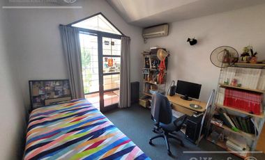 Casa de 5 ambientes, en venta. Terminaciones de gran calidad y jardín.