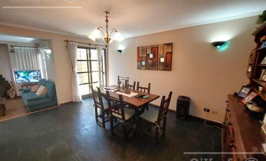 Casa de 5 ambientes, en venta. Terminaciones de gran calidad y jardín.