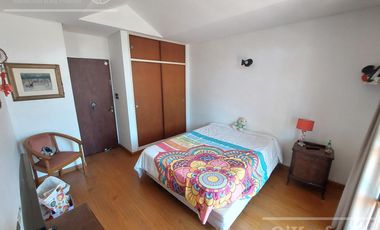 Casa de 5 ambientes, en venta. Terminaciones de gran calidad y jardín.