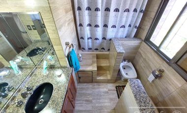 Casa de 5 ambientes, en venta. Terminaciones de gran calidad y jardín.