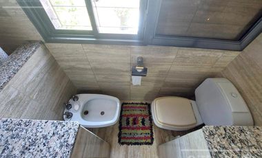 Casa de 5 ambientes, en venta. Terminaciones de gran calidad y jardín.