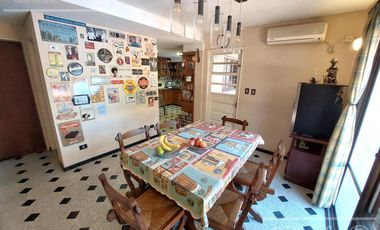 Casa de 5 ambientes, en venta. Terminaciones de gran calidad y jardín.