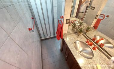 Casa de 5 ambientes, en venta. Terminaciones de gran calidad y jardín.