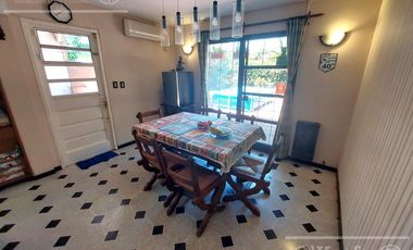 Casa de 5 ambientes, en venta. Terminaciones de gran calidad y jardín.