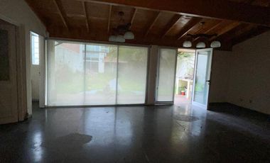 Casa de categoría  en venta de 4 ambientes con jardín cochera y quincho