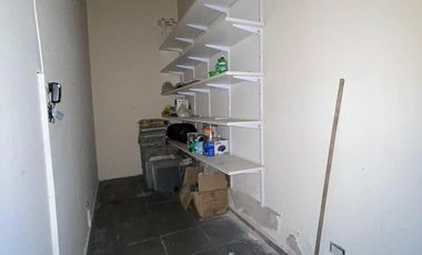 Casa de categoría  en venta de 4 ambientes con jardín cochera y quincho