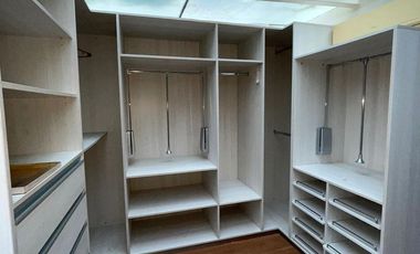 Casa de categoría  en venta de 4 ambientes con jardín cochera y quincho