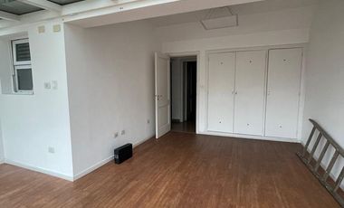 Casa de categoría  en venta de 4 ambientes con jardín cochera y quincho