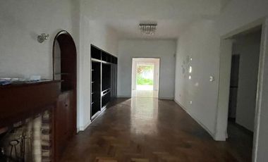 Casa de categoría  en venta de 4 ambientes con jardín cochera y quincho