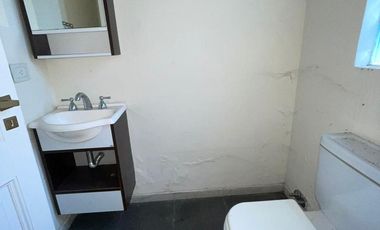 Casa de categoría  en venta de 4 ambientes con jardín cochera y quincho