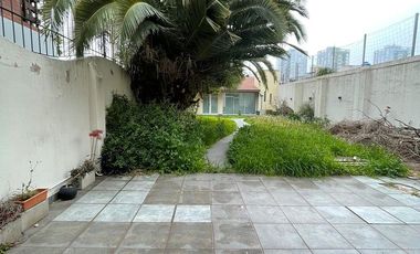 Casa de categoría  en venta de 4 ambientes con jardín cochera y quincho