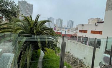 Casa de categoría  en venta de 4 ambientes con jardín cochera y quincho