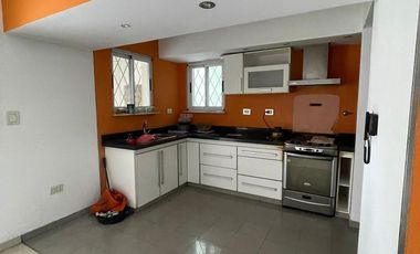 Casa de categoría  en venta de 4 ambientes con jardín cochera y quincho