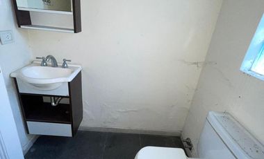 Casa de categoría  en venta de 4 ambientes con jardín cochera y quincho