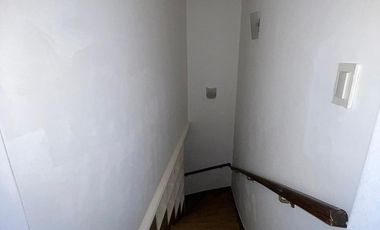 Casa de categoría  en venta de 4 ambientes con jardín cochera y quincho