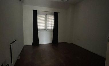 Casa de categoría  en venta de 4 ambientes con jardín cochera y quincho