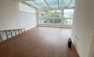 Casa de categoría  en venta de 4 ambientes con jardín cochera y quincho