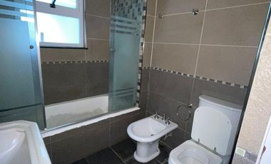 Casa de categoría  en venta de 4 ambientes con jardín cochera y quincho