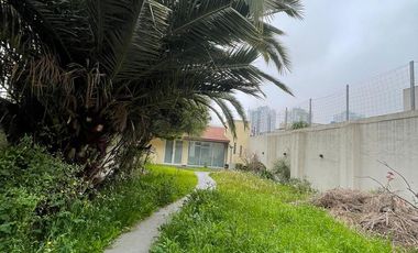 Casa de categoría  en venta de 4 ambientes con jardín cochera y quincho