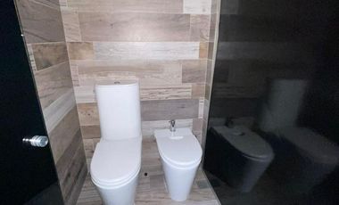 Casa de categoría  en venta de 4 ambientes con jardín cochera y quincho