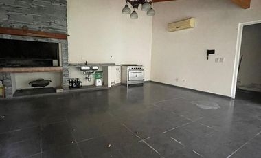 Casa de categoría  en venta de 4 ambientes con jardín cochera y quincho
