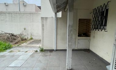 Casa de categoría  en venta de 4 ambientes con jardín cochera y quincho