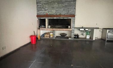 Casa de categoría  en venta de 4 ambientes con jardín cochera y quincho