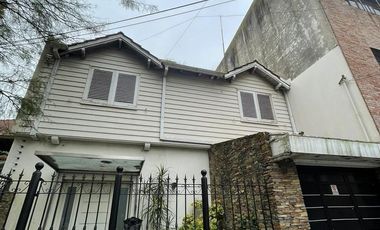 Casa de categoría  en venta de 4 ambientes con jardín cochera y quincho