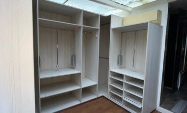 Casa de categoría  en venta de 4 ambientes con jardín cochera y quincho